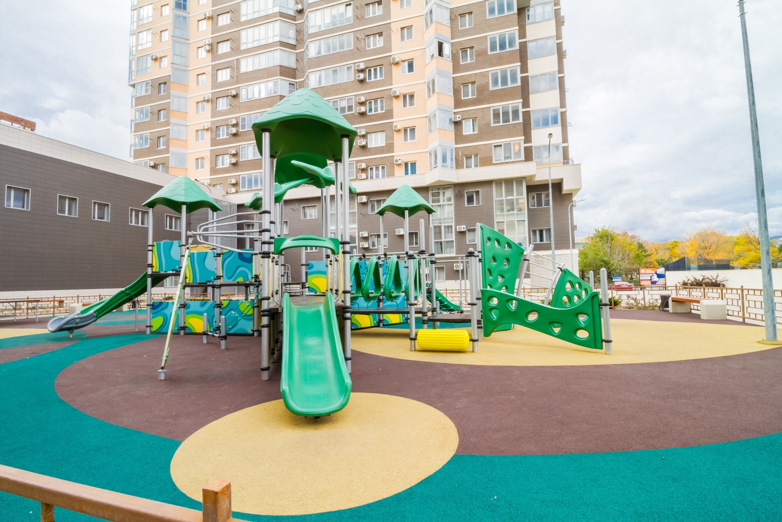 Современная квартира-студия в центре города с видом на море