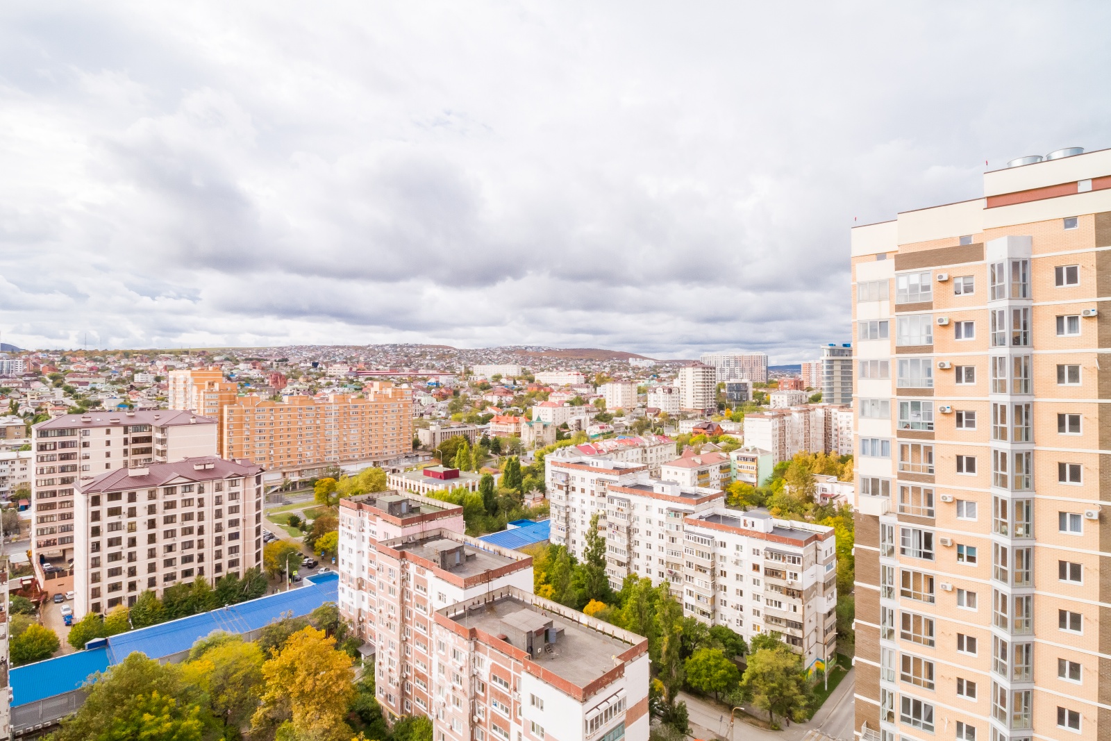 Современная квартира-студия в центре города с видом на море